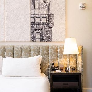 Zimmer mit Kingsize-Bett für Gäste mit Behinderungen